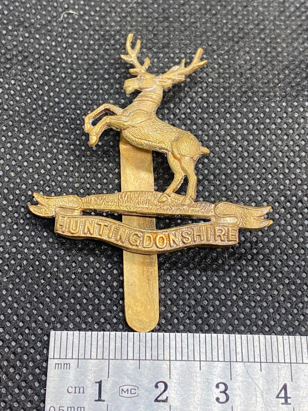 Original British Army WW1 HUNTINGDONSHIRE REGIMENT Cap Badge