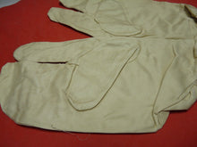 Charger l&#39;image dans la galerie, Original WW2 British Army Gunners Winter White Gloves - 1942
