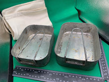 Lade das Bild in den Galerie-Viewer, Original British Army WW2 Soldiers Mess Tin Set - Complete with Bag
