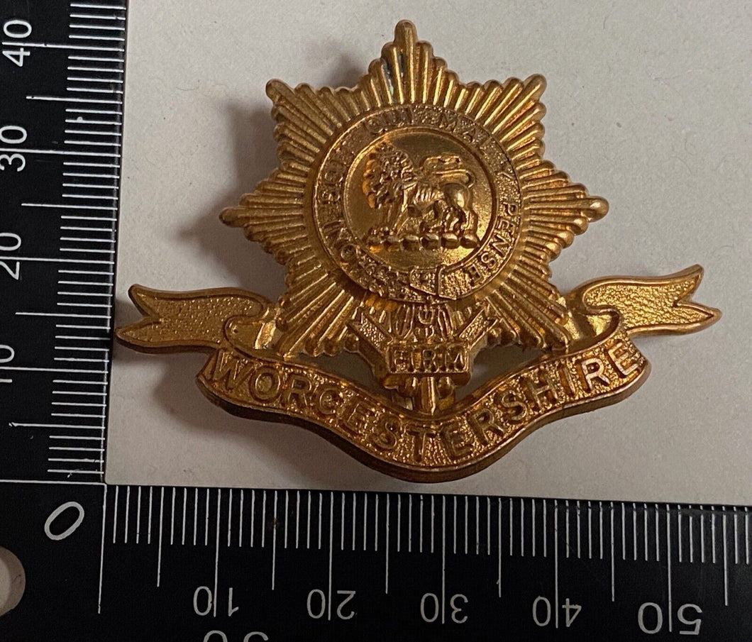 WW1 / WW2 British Army - Worcestershire Brass cap badge.