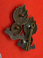 Charger l&#39;image dans la galerie, Original WW1 / WW2 British Army Artillery Officers Bronze Collar Badges - Pair
