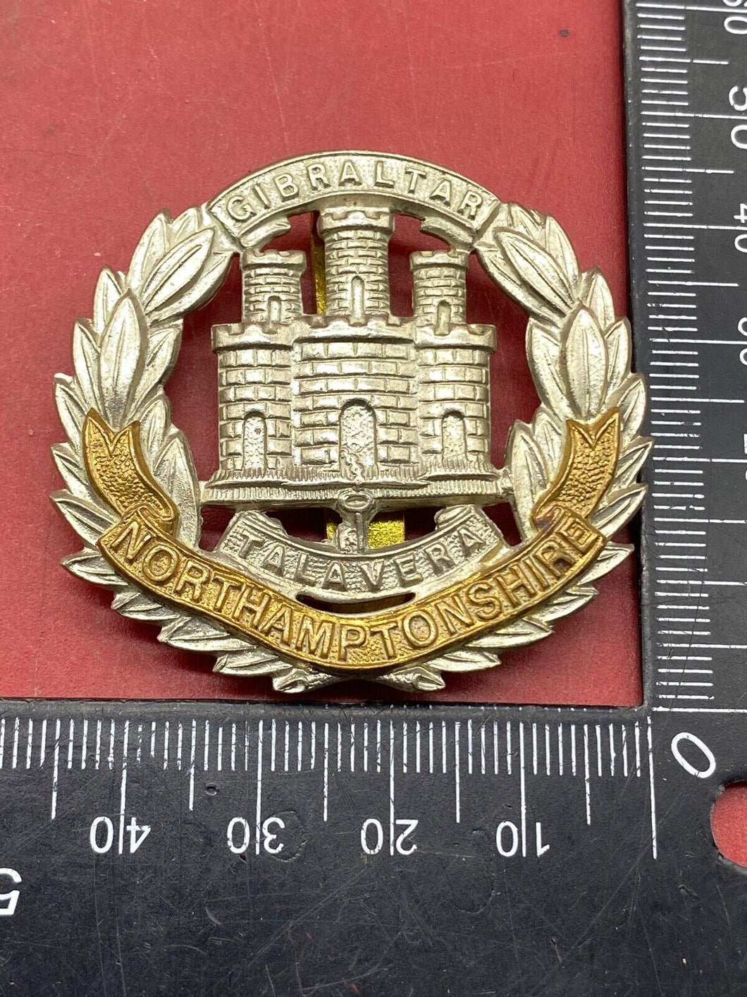 WW1 / WW2 British Army Northamptonshire Regiment Cap Badge.