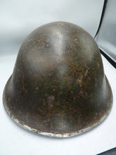 Lade das Bild in den Galerie-Viewer, Mk3 Kanadische / Britische Armee Original WW2 Schildkrötenhelm mit hoher Niete 
