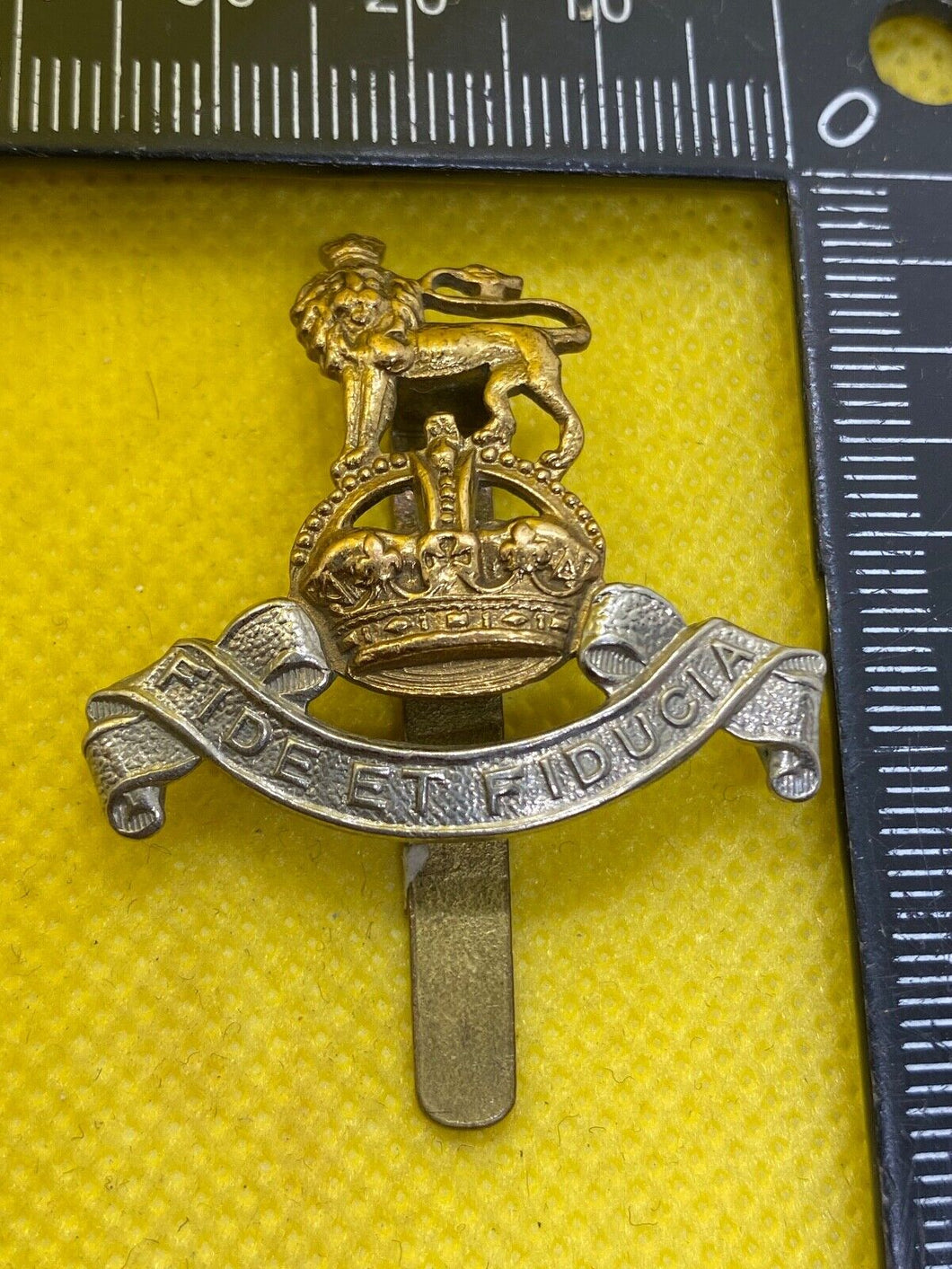 WW1 / WW2 British Army Pay Corps Brass & WM Cap Badge.