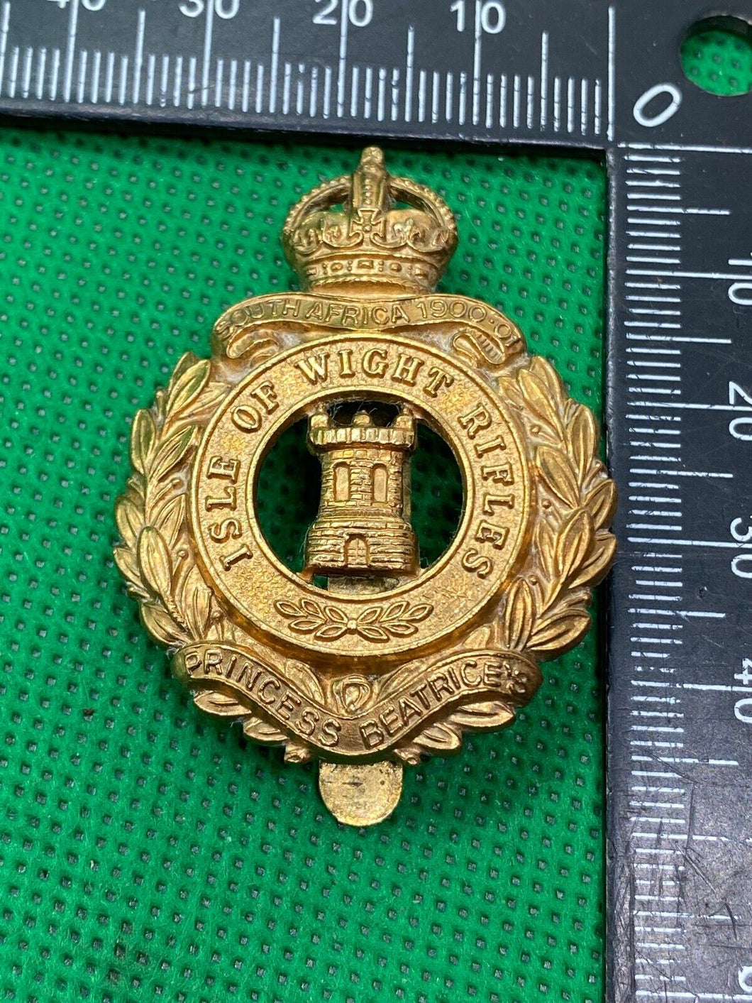 WW1 WW2 British Army Isle of Wight Rifles Regiment Cap Badge