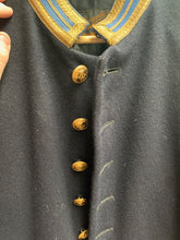 Charger l&#39;image dans la galerie, RARE British Army Victorian musicians dress tunic with gilt buttons - original.
