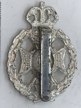 Load image into Gallery viewer, White metal silver washed RIFLE BRIGADE officers cap badge with rear slider -B10
