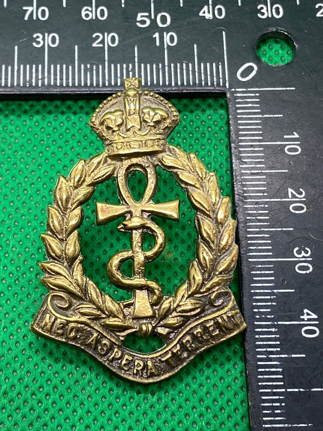 WW2 British RAF Royal Air Force Medical Officer's Brass Cap Badge