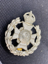 Load image into Gallery viewer, Original WW1 / WW2 British Army NOTTINGHAMSHIRE &quot;THE ROBIN HOODS&quot; Cap Badge
