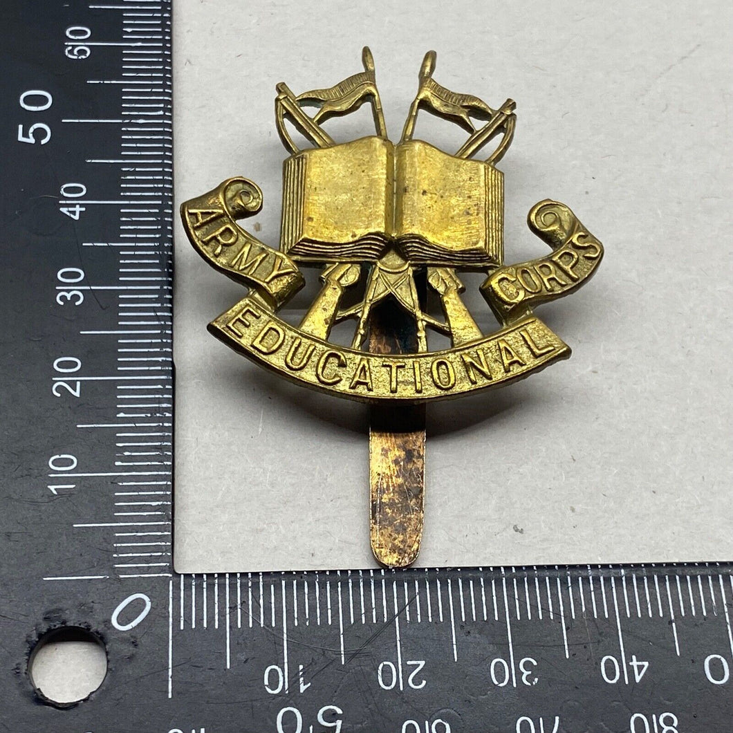 WW1 / WW2 British Army EDUCATION CORPS Brass Cap Badge.