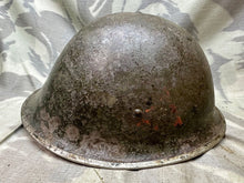 Lade das Bild in den Galerie-Viewer, Originaler Mk3 High Rivet Turtle Helm &amp; Futter der kanadischen/britischen Armee aus dem 2. Weltkrieg 
