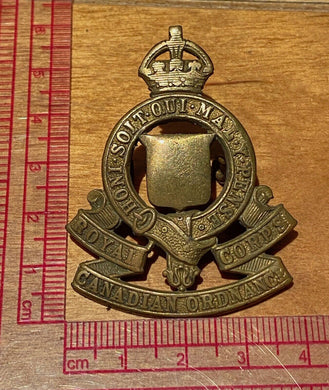 An original WW2 CANADIAN Army - ROYAL CANADIAN ORDNANCE CORPS Cap Badge - B20 - The Militaria Shop