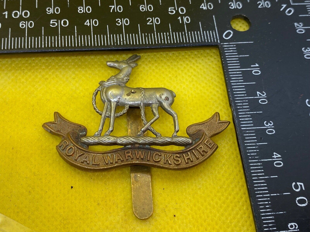 WW1 / WW2 British Army ROYAL WARWICKSHIRE REGIMENT White Metal & Brass Cap Badge