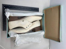 Load image into Gallery viewer, Original WW2 British Army Women&#39;s White Summer Shoes - ATS WAAF - Size 250s
