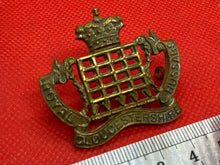 Lade das Bild in den Galerie-Viewer, Original Victorian Crown Royal Gloucestershire Hussars Cap / Pouch Badge
