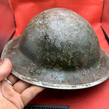 Lade das Bild in den Galerie-Viewer, Britischer Armee-Mk2-Brodie-Helm – Original aus dem 2. Weltkrieg – südafrikanische Herstellung 
