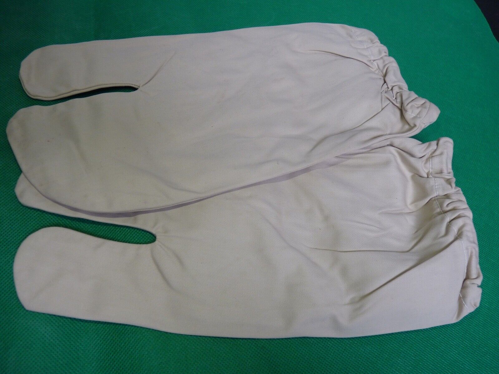 Original WW2 British Army Gunners Winter White Gloves - The Militaria Shop
