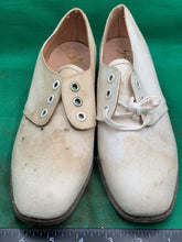 Lade das Bild in den Galerie-Viewer, Original WW2 British Army Women&#39;s White Summer Shoes - ATS WAAF - Size 235s
