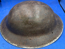 Lade das Bild in den Galerie-Viewer, Originaler Kampfhelm Mk2 Brodie der britischen Armee aus südafrikanischer Produktion aus dem 2. Weltkrieg 
