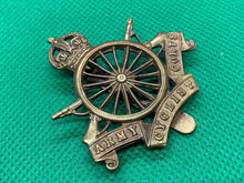 Charger l&#39;image dans la galerie, Original British Army WW1 Army Cyclists Corps Brass Cap Badge
