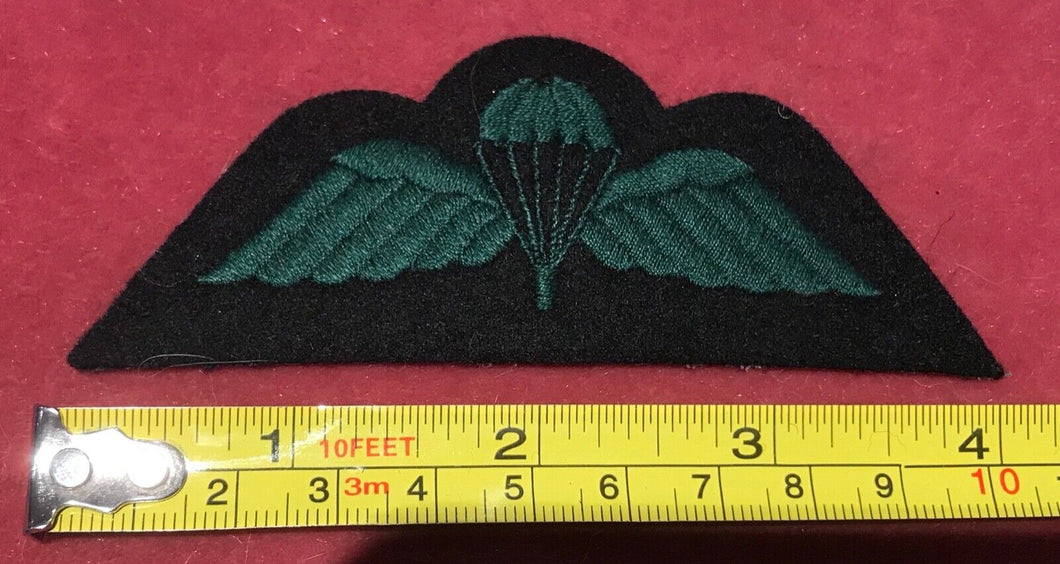 A black backed green British Army paratroopers uniform jump wing badge     B15 - The Militaria Shop