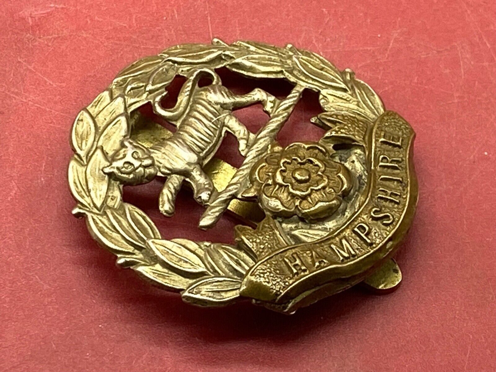 British Army WW1 / WW2 Hampshire Regiment Cap Badge with Rear Slider ...