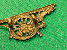 Charger l&#39;image dans la galerie, Original WW1 / WW2 British Army Royal Artillery Collar / Beret Badge
