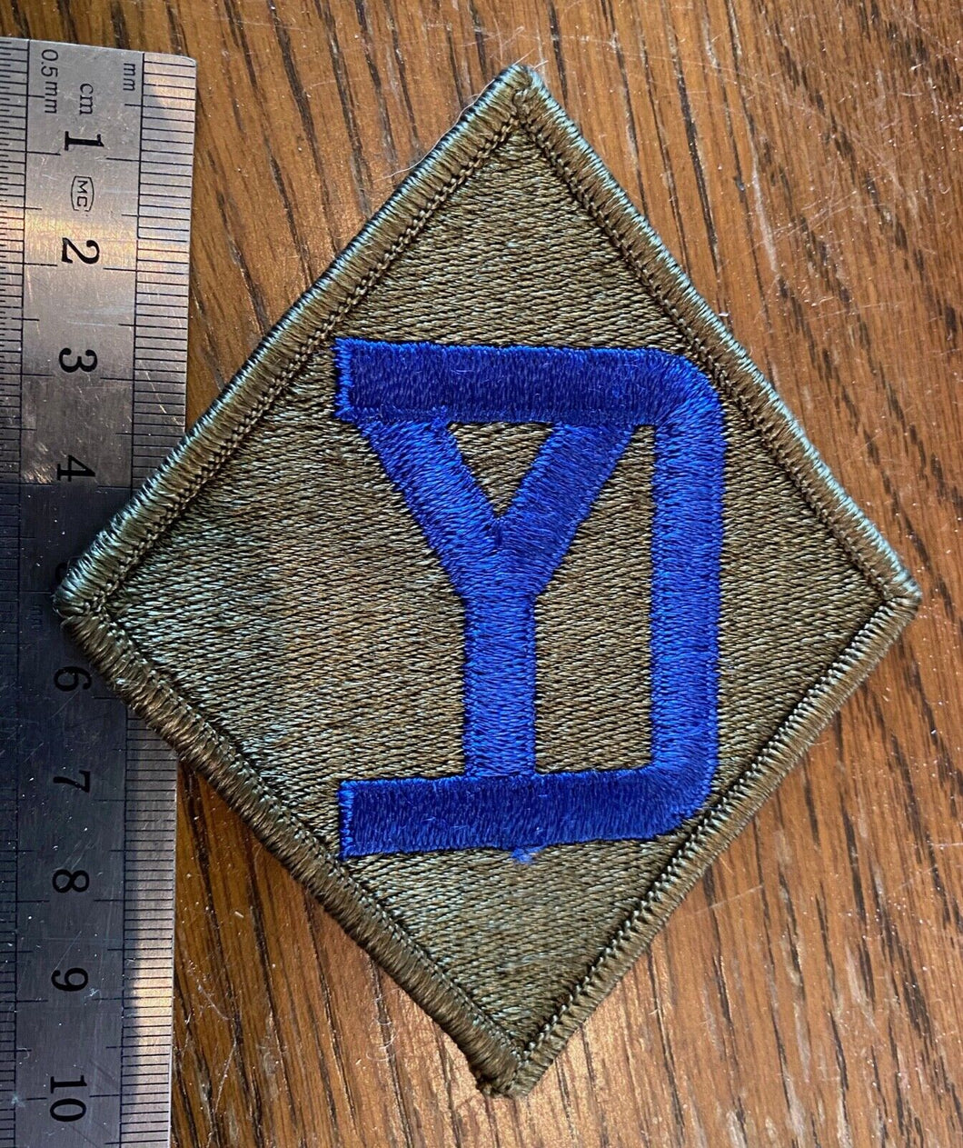 A WW2 / post war US Army cloth patch / shoulder badge.