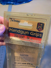 Lade das Bild in den Galerie-Viewer, An original Pachmayr Pistol Grip Box and packaging - Empty
