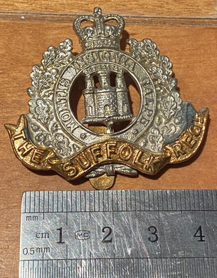 British Army Queen's Crown THE SUFFOLK REGIMENT bi-metal cap badge with slider - The Militaria Shop