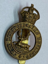 Load image into Gallery viewer, Original WW1 / WW2 British Army - The Hertfordshire Regiment Cap Badge
