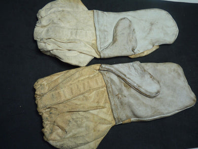 Original WW2 Pattern British Army White Camouflaged Gloves / Gunners Mittens - The Militaria Shop