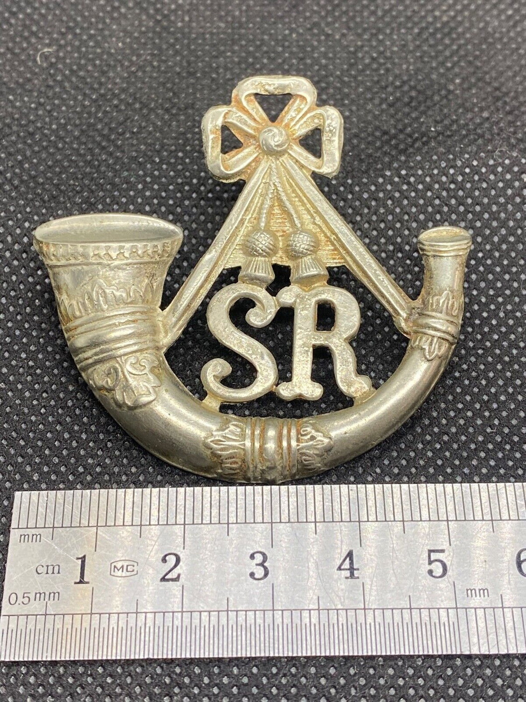 Original British Army WW1 CAMERONS SCOTTISH RIFLES Glengarry / Cap Badge