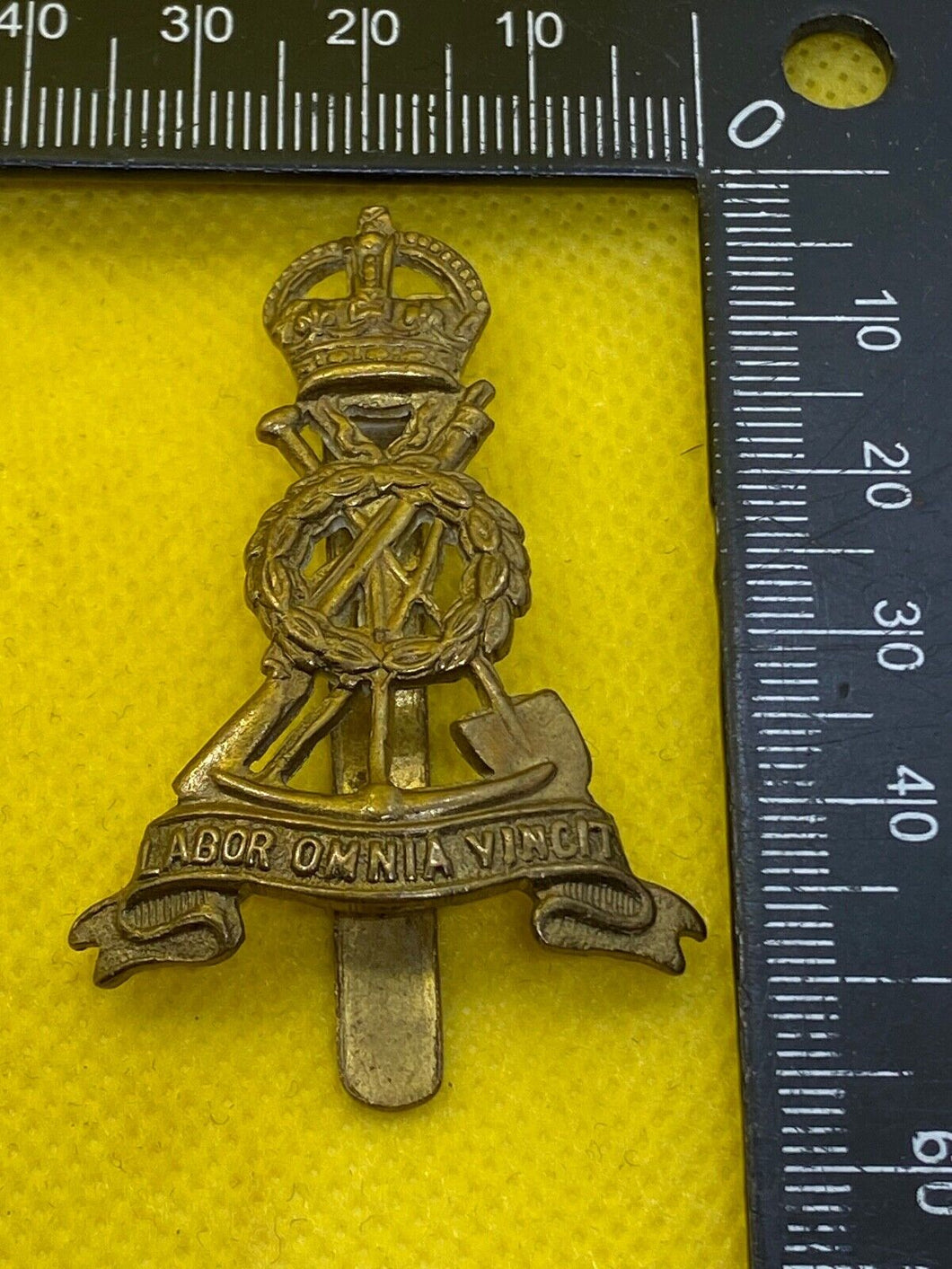 WW1 / WW2 British Army LABOUR CORPS Brass Cap Badge.