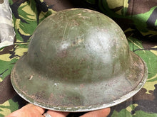 Lade das Bild in den Galerie-Viewer, Britischer Armee-Mk2-Brodie-Helm – Original aus dem 2. Weltkrieg – südafrikanische Herstellung 
