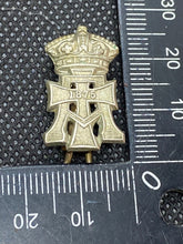 Charger l&#39;image dans la galerie, Original British Army Yorkshire Regiment Green Howards Collar Badge

