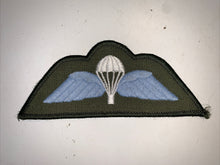 Load image into Gallery viewer, British Army green back - paratroopers uniform jump wing badge   B15
