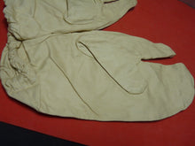 Charger l&#39;image dans la galerie, Original WW2 British Army Gunners Winter White Gloves - 1942
