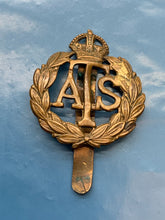 Lade das Bild in den Galerie-Viewer, Original WW2 British Army Kings Crown Cap Badge - ATS Auxiliary Territorial
