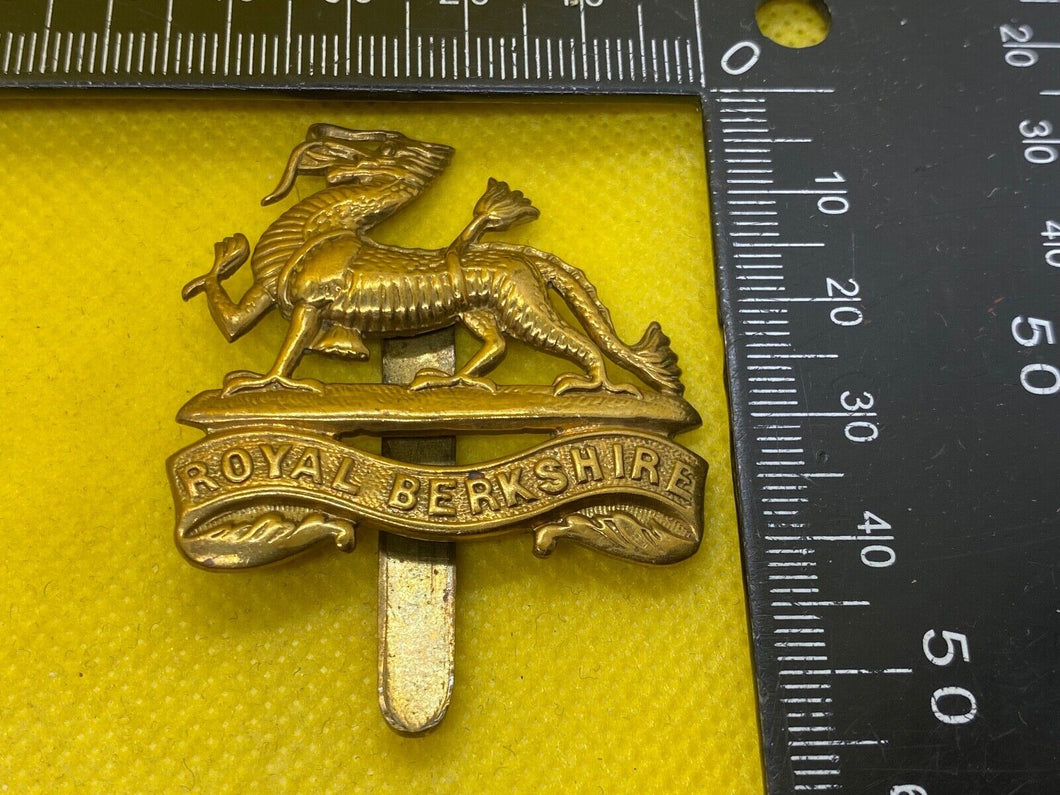 WW1 / WW2 British Army THE ROYAL BERKSHIRE REGIMENT Brass Cap Badge.