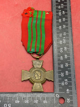 Lade das Bild in den Galerie-Viewer, WW1 / WW2 French Croix du Valeur Medal - Original with Ribbon
