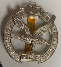 Load image into Gallery viewer, British Army Gilder Pilot Regiment white metal cap badge.
