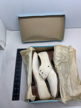 Load image into Gallery viewer, Original WW2 British Army Women&#39;s White Summer Shoes - ATS WAAF - Size 240 S
