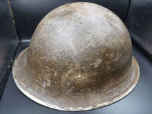 Lade das Bild in den Galerie-Viewer, Mk3 Kanadische / Britische Armee Original WW2 Schildkrötenhelm mit hoher Niete 
