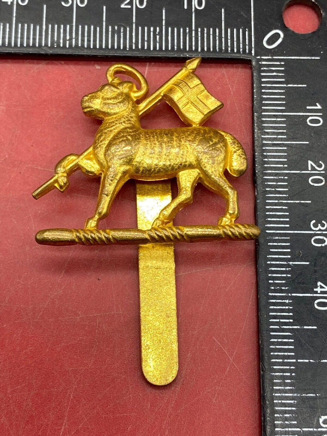 WW1 / WW2 British Army West Surreys The Queen's Royal Regiment Gilt Cap Badge.