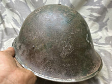 Lade das Bild in den Galerie-Viewer, Originaler Mk3 High Rivet Turtle Helm &amp; Futter der kanadischen/britischen Armee aus dem 2. Weltkrieg 
