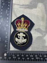 Charger l&#39;image dans la galerie, British Royal Navy Petty Officers CPO Cap Badge Bullion Queen&#39;s Crown

