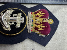 Lade das Bild in den Galerie-Viewer, British Royal Navy Petty Officers CPO Cap Badge Bullion Queen&#39;s Crown
