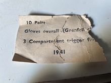 Charger l&#39;image dans la galerie, A Matching Pair of WW2 British Army Winter Gunners Gloves - Marked &amp; Dated 1941.
