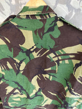 Lade das Bild in den Galerie-Viewer, Original DPM Camouflage-Kittel für gemäßigte Temperaturen der britischen Armee – Brustumfang 40 Zoll
